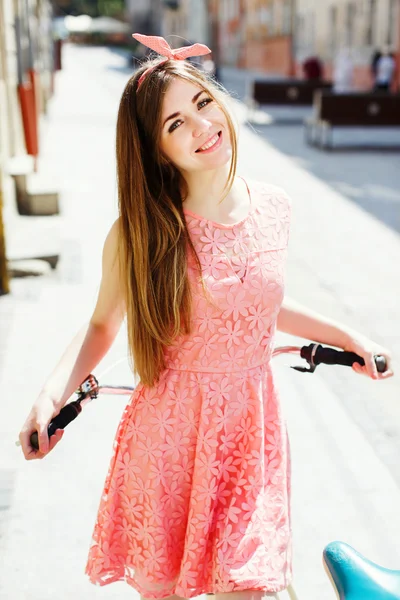 Menina segurando um guidão de bicicleta — Fotografia de Stock