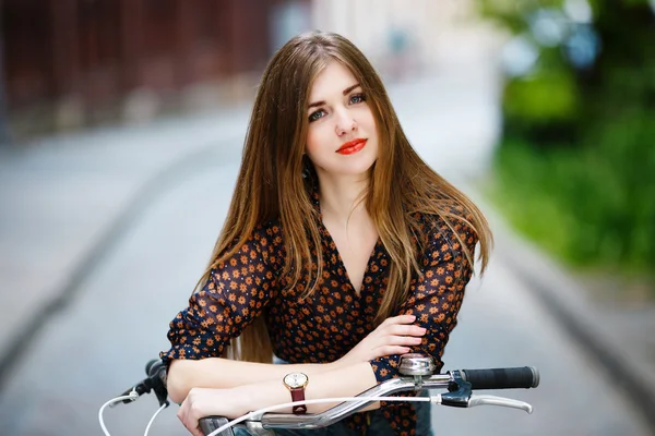 Blond-brown girl with bicycle — Φωτογραφία Αρχείου