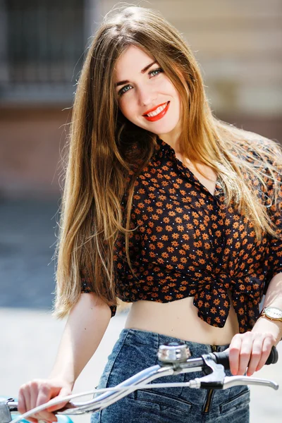 Girl holding vintage bicycle — Stock Fotó