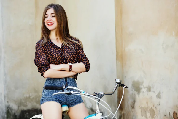 자전거에 매력적인 젊은 여자 — 스톡 사진