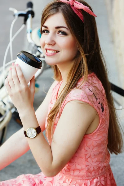 Chica sonriendo con una taza de café — Foto de Stock