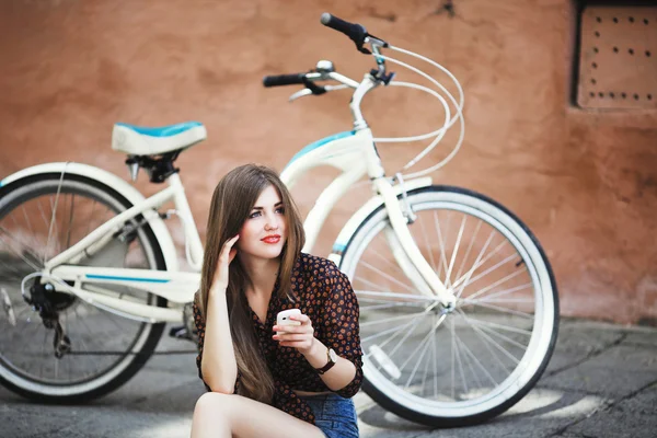 Menina bonita sentada no pavimento — Fotografia de Stock