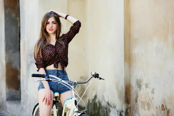 Affascinante giovane donna in bicicletta — Foto Stock