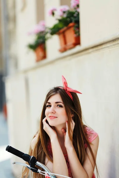 Menina sensível, olhando para a câmera — Fotografia de Stock