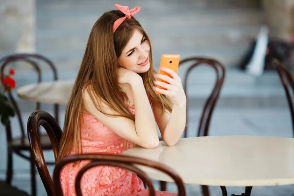 Menina olhando para o telefone móvel — Fotografia de Stock