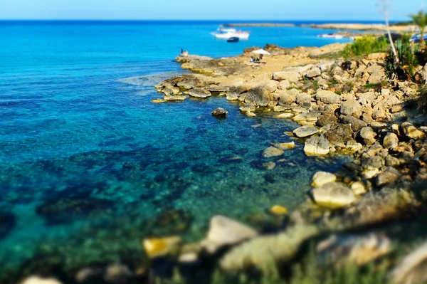 Tropischer Strand mit blauem Meer — Stockfoto