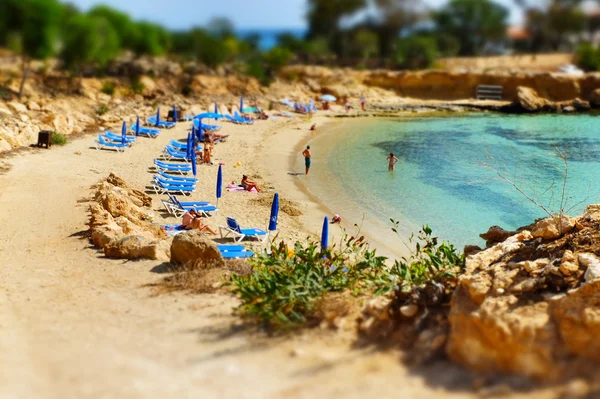 Farbenfroher Strand mit klarem Wasser — Stockfoto