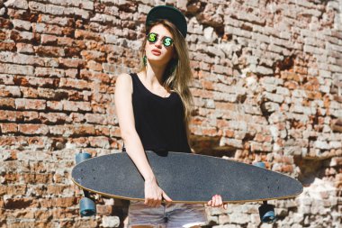 Genç kadın paten kurulu ile poz