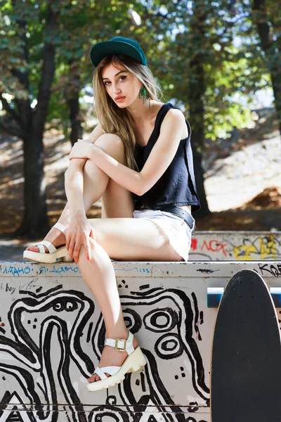 Girl posing in the skatepark — Stock fotografie