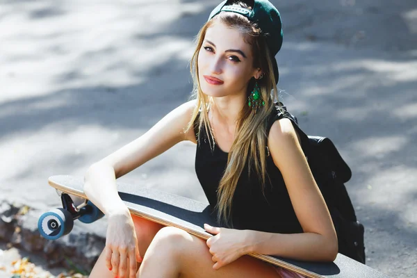 Весела дівчина сидить на тротуарі — стокове фото
