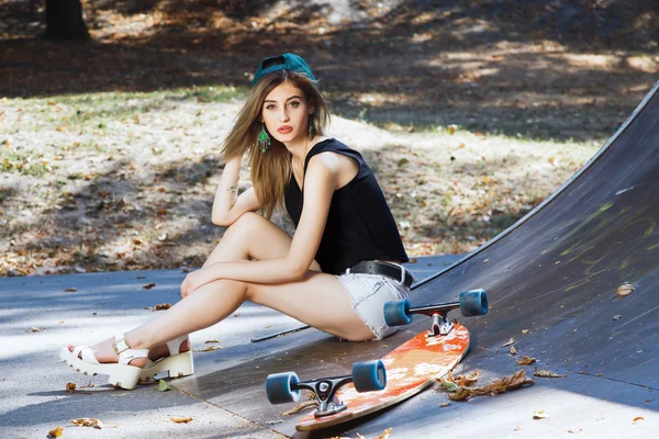 年轻女子假扮与滑板 — 图库照片