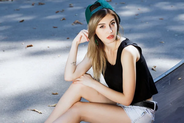 Jovem posando com skate board — Fotografia de Stock