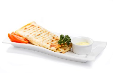 Shawarma bir plaka ve fincan tabağı üzerinde