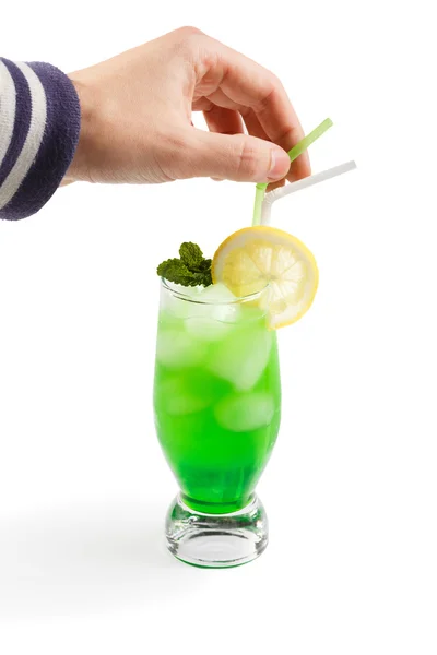 Gröna cocktail och mänskliga hand — Stockfoto