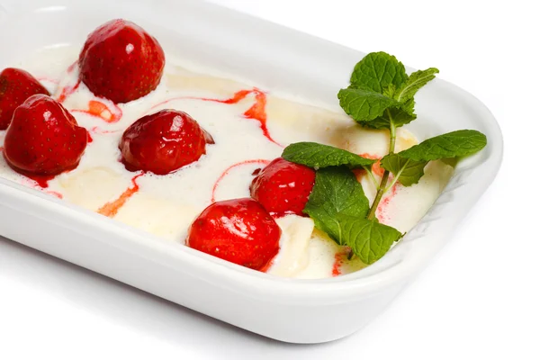 Strawberry and mint with sauce — Stock Photo, Image