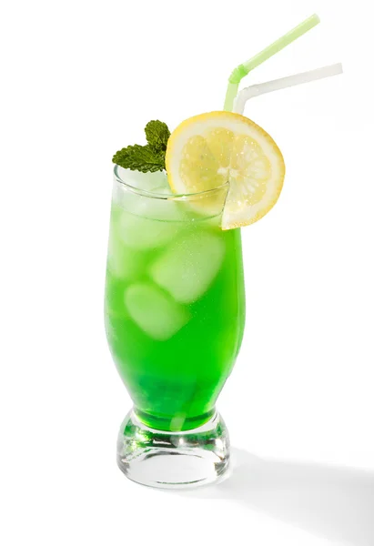 Зеленый коктейль с лимоном и мятой — стоковое фото