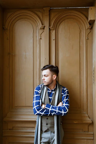 Man posing near doors — Stok fotoğraf