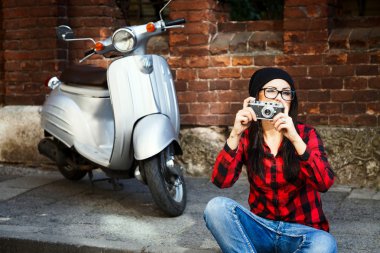 kaldırımda oturan genç kadın