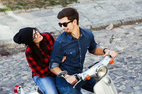 Casal de equitação em uma scooter vintage — Fotografia de Stock