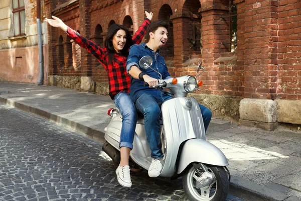 Sonriente joven pareja — Foto de Stock