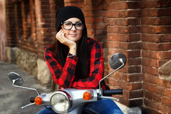 Positives Mädchen sitzt auf einem Oldtimer-Roller — Stockfoto
