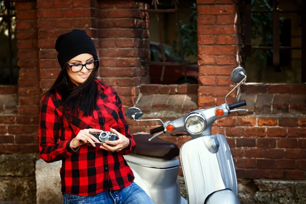 Jovem mulher posando perto de scooter vintage — Fotografia de Stock