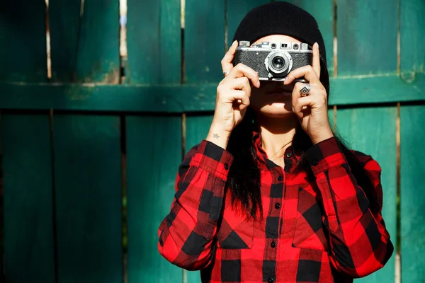 Девушка позирует с ретро-камерой — стоковое фото