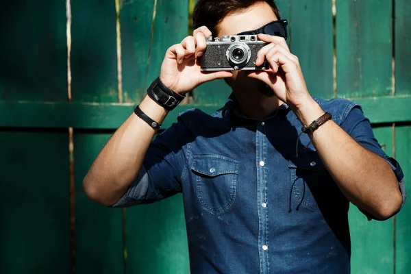 Bonito homem com câmera retro — Fotografia de Stock