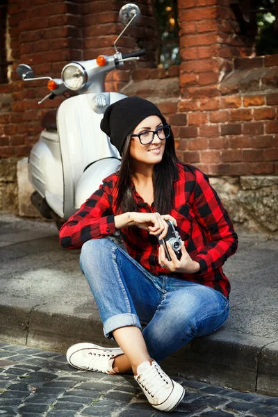 Stilvolles glückliches Mädchen posiert mit Retro-Kamera — Stockfoto