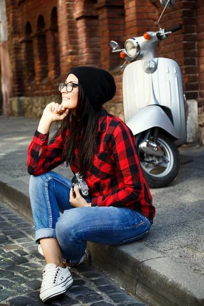Hübsches Mädchen sitzt auf dem Bürgersteig — Stockfoto