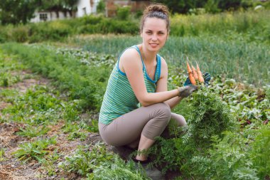 Genç kadın havuç toplama