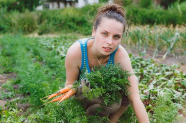 Genç kadın havuç toplama