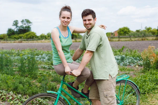 Beautiful couple with bicycle — Φωτογραφία Αρχείου