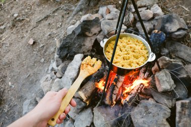 Tencere duran genç adam