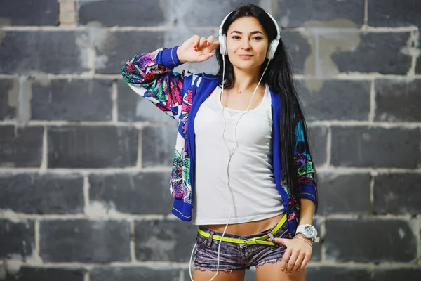 Müzik dinleyen kız