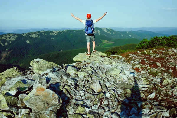 Hombre de pie en la cima de la roca —  Fotos de Stock