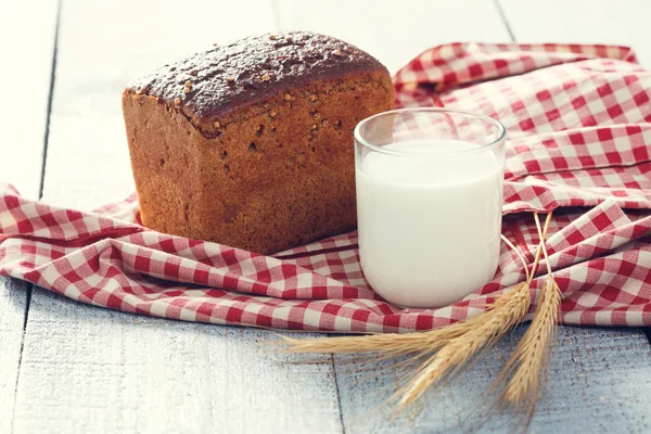 Хлеб и стакан молока с шипами — стоковое фото