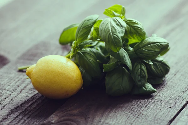 Basilico e limone su fondo legno — Foto Stock