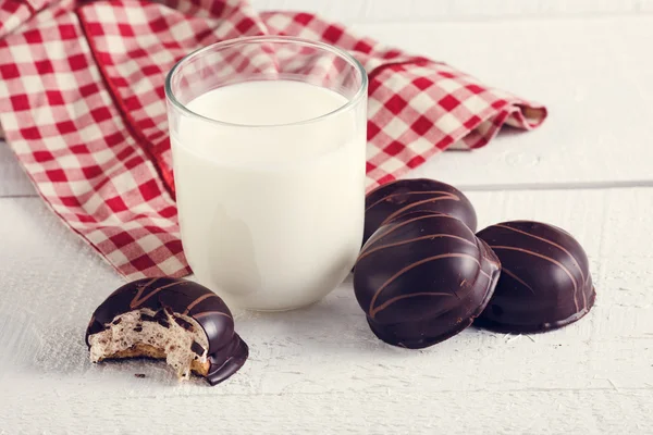 Sweets and glass of milk — Stock Photo, Image