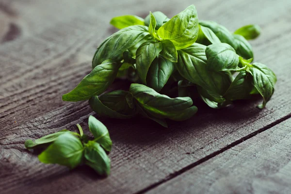 Groene basilicum op hout achtergrond — Stockfoto