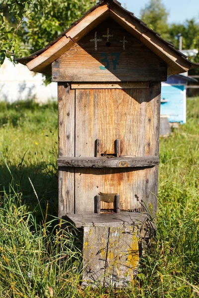 Houten bijenkorf met dak — Stockfoto