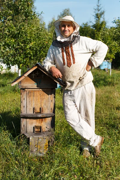 Пчеловод возле улья — стоковое фото