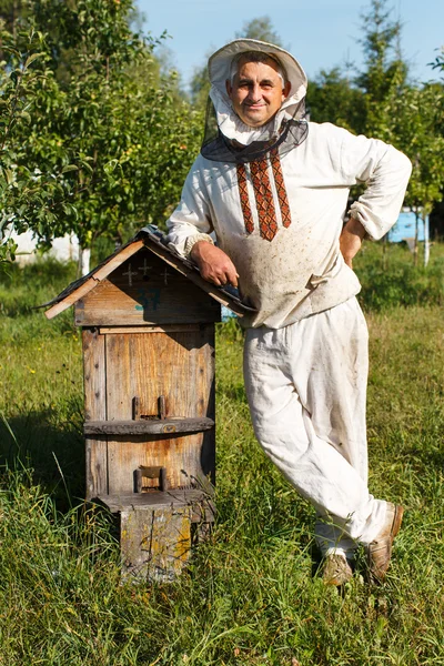 Μελισσοκόμος κοντά σε κυψέλη — Φωτογραφία Αρχείου
