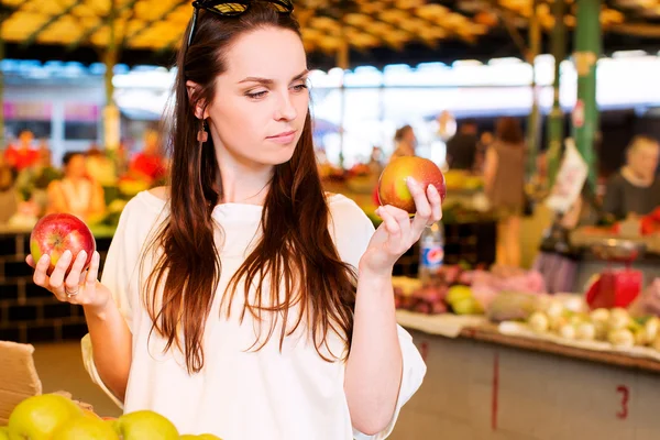 Ung kvinna på marknaden — Stockfoto