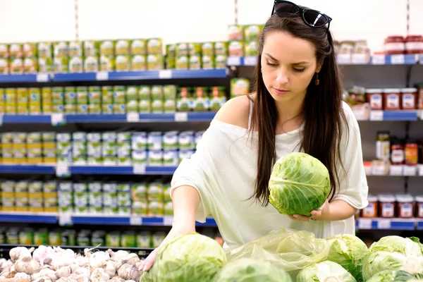 Fiatal nő a szupermarketben — Stock Fotó