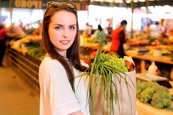 Jeune femme au marché — Photo