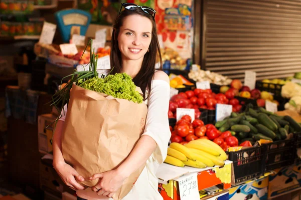 Jeune femme au marché — Photo