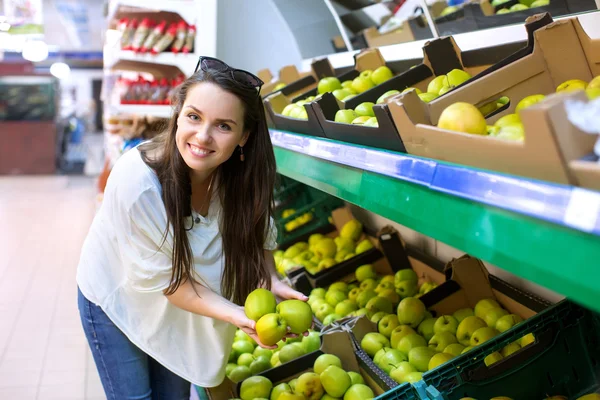 Молода жінка в супермаркеті — стокове фото