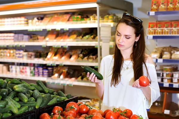 Fiatal nő a szupermarketben — Stock Fotó