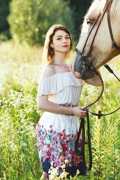 馬を持つ魅力的な女性 — ストック写真